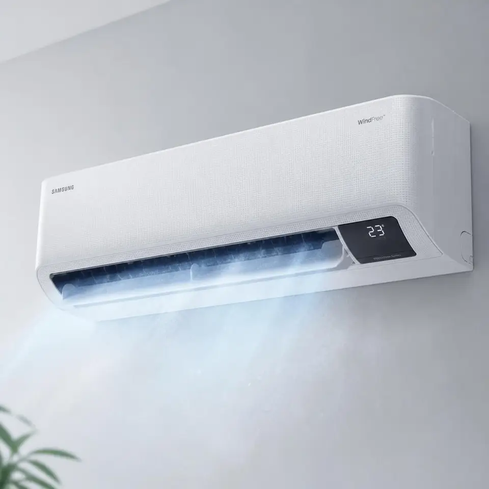 Ar-condicionado split moderno instalado na parede, soprando ar frio